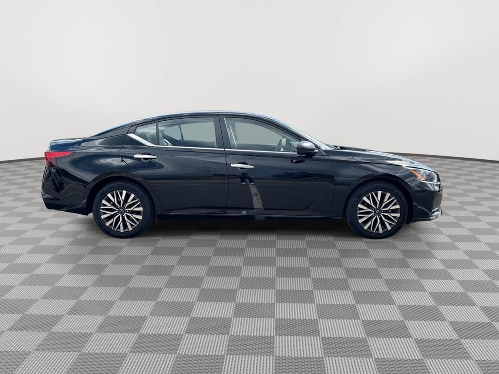 Used 2025 Nissan Altima 2.5 SV FWD image 12