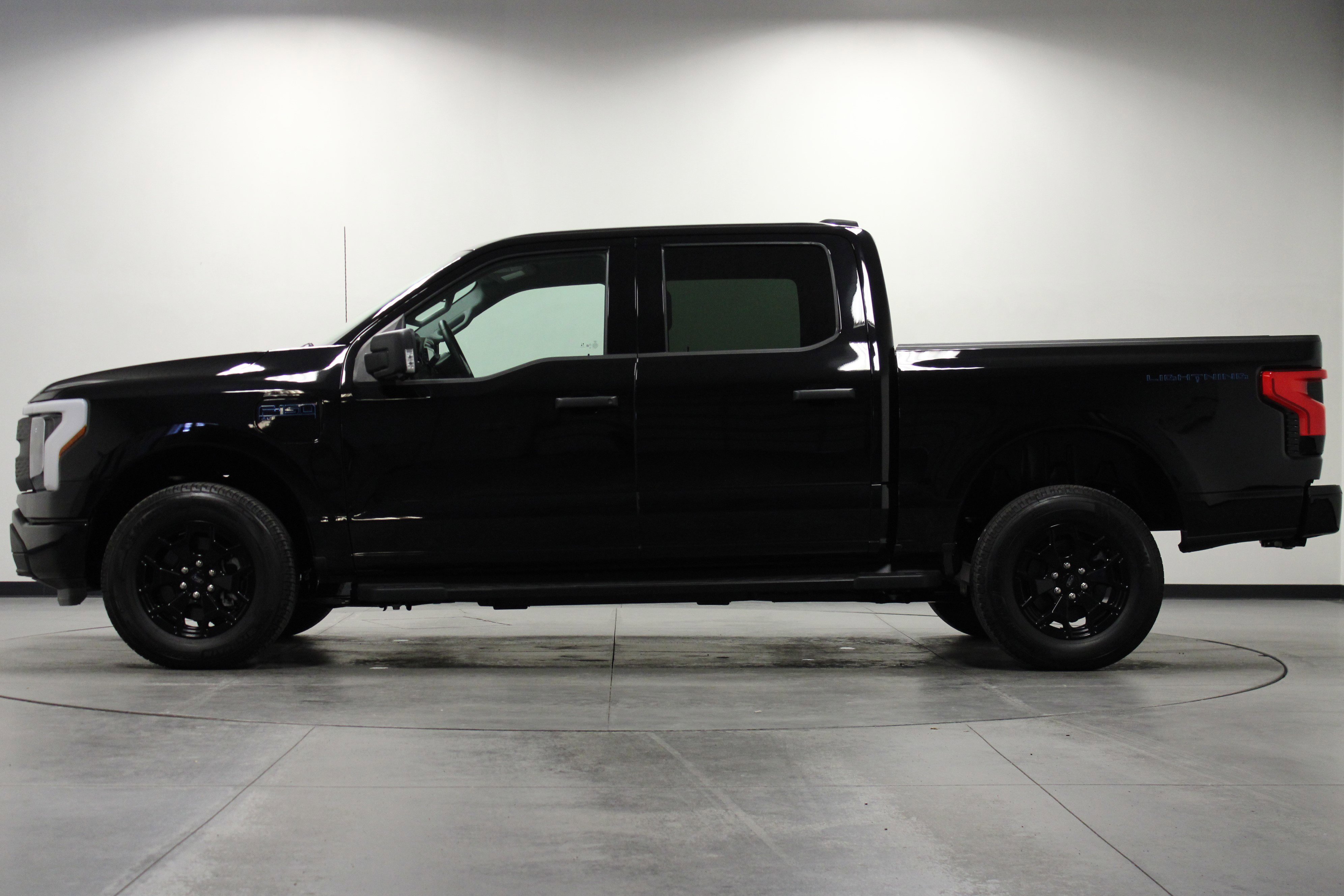Used 2025 Ford F150 Lightning XLT AWD/4WD image 7