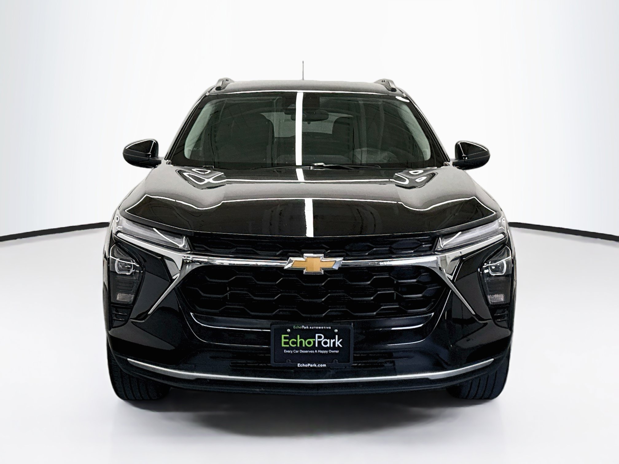 Used 2025 Chevrolet Trax LT FWD image 2