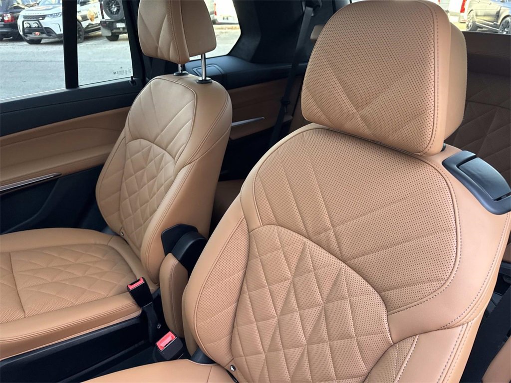 Used 2025 BMW X7 xDrive40i w/ M Sport Package image 18