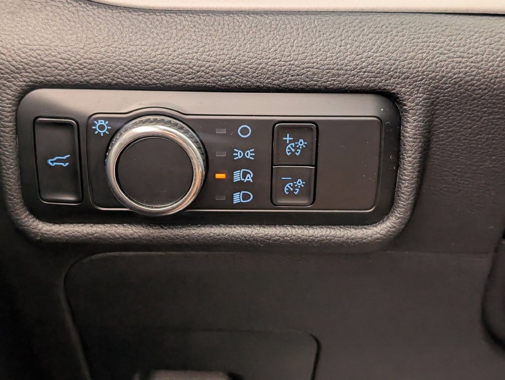 Used 2023 Ford Explorer XLT AWD/4WD image 16