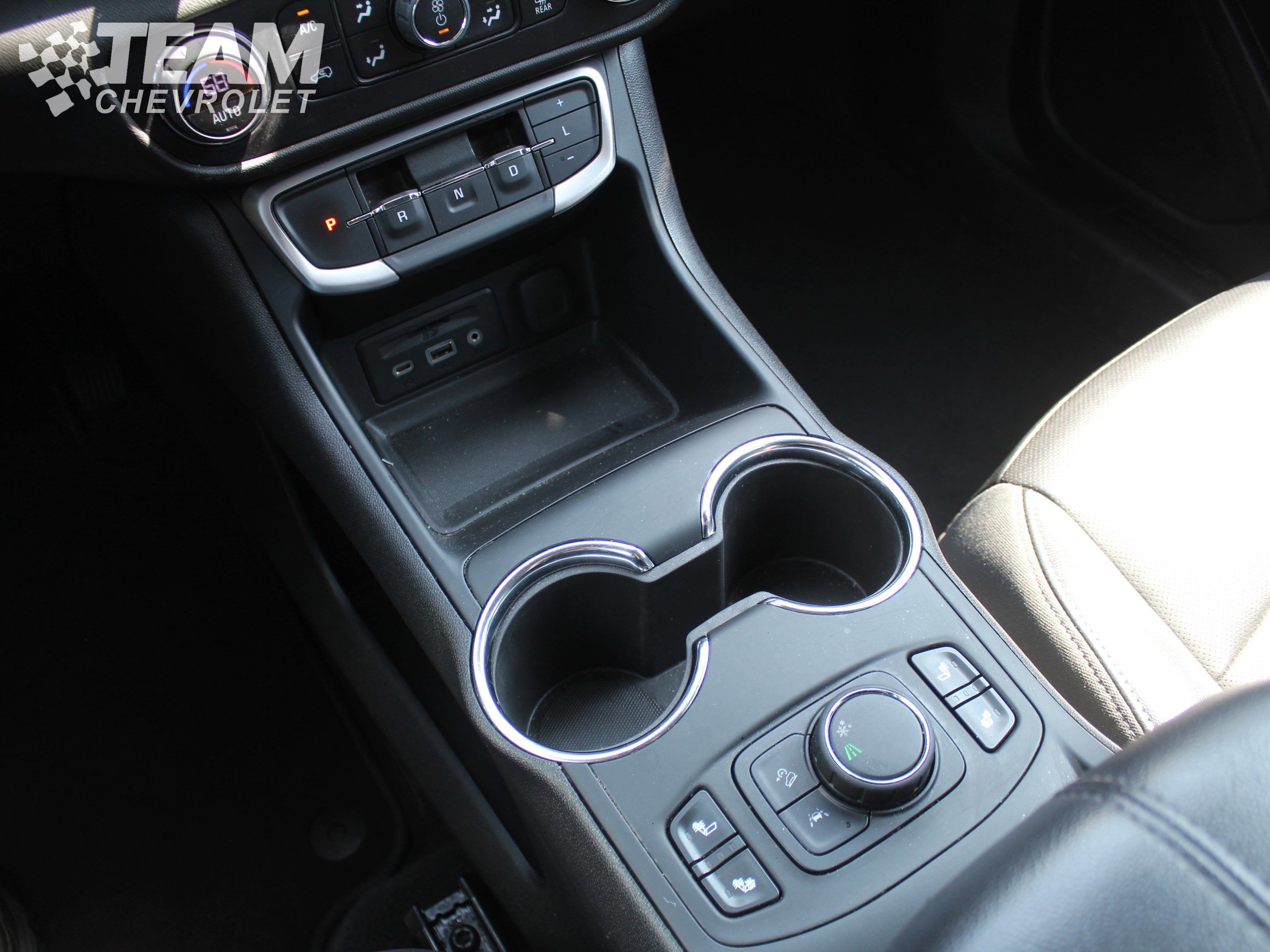 Used 2024 GMC Terrain SLT image 17