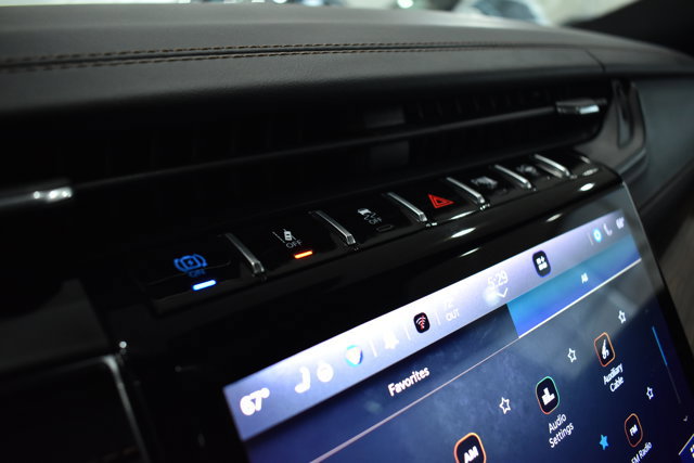 Used 2022 Jeep Grand Cherokee Summit w/ Luxury Tech Group V image 23