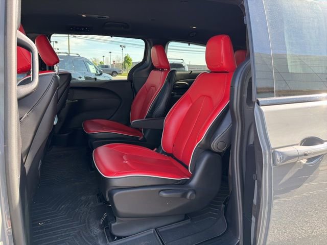 Used 2020 Chrysler Pacifica Limited w/ Quick Oder Package 2EV RED-S FWD image 12