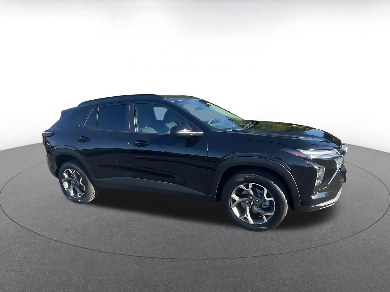 Used 2025 Chevrolet Trax LT image 2