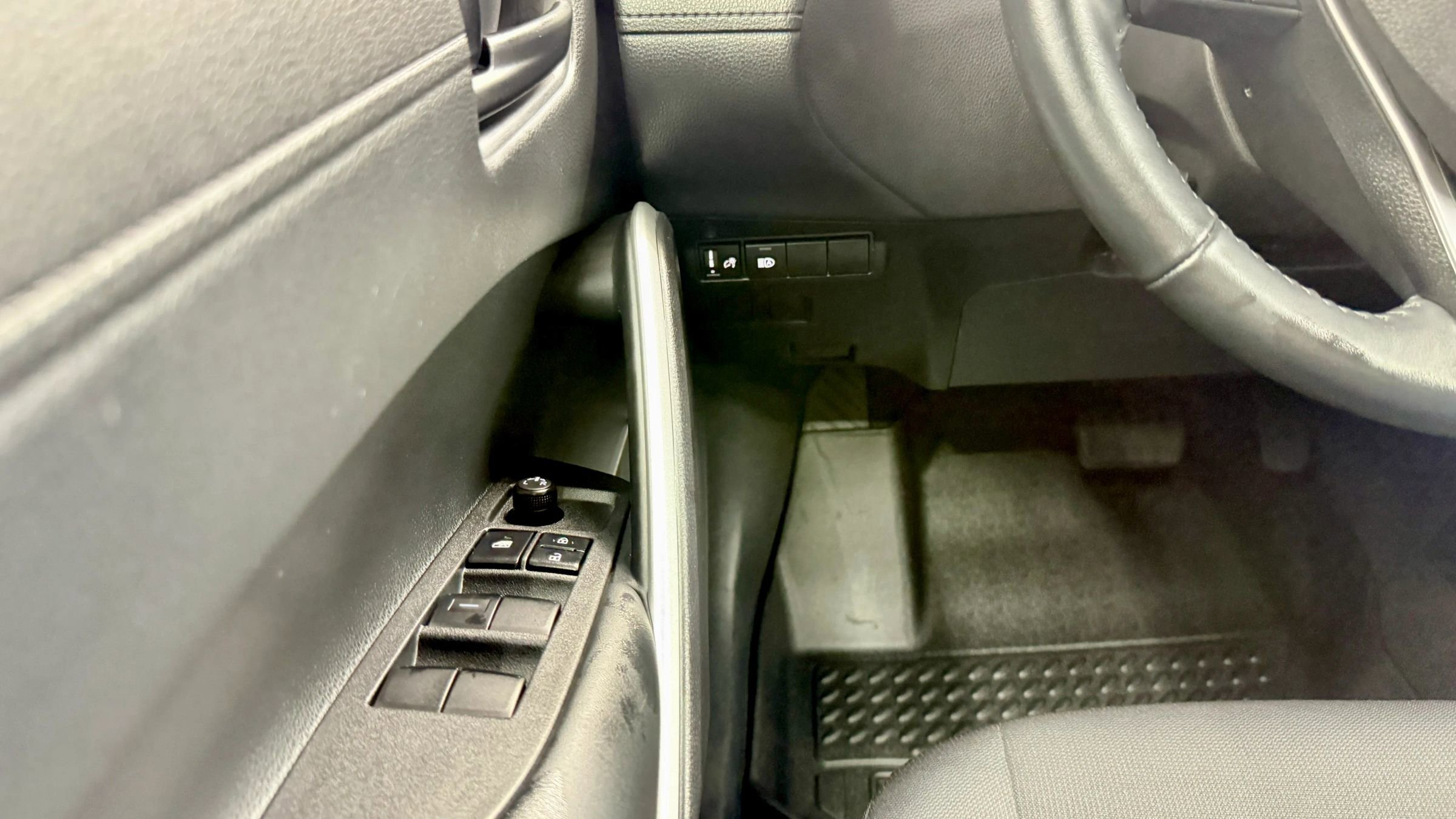 Used 2025 Toyota Corolla Cross LE image 14