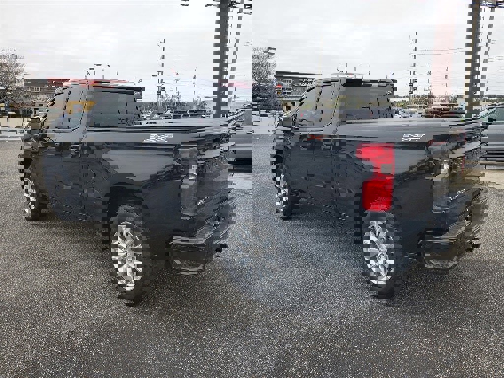 Used 2025 Chevrolet Silverado 1500 Custom image 3