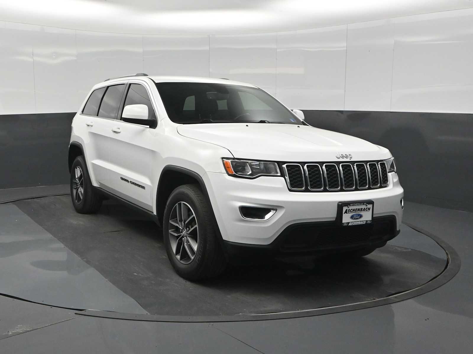 Used 2018 Jeep Grand Cherokee Laredo AWD/4WD image 2