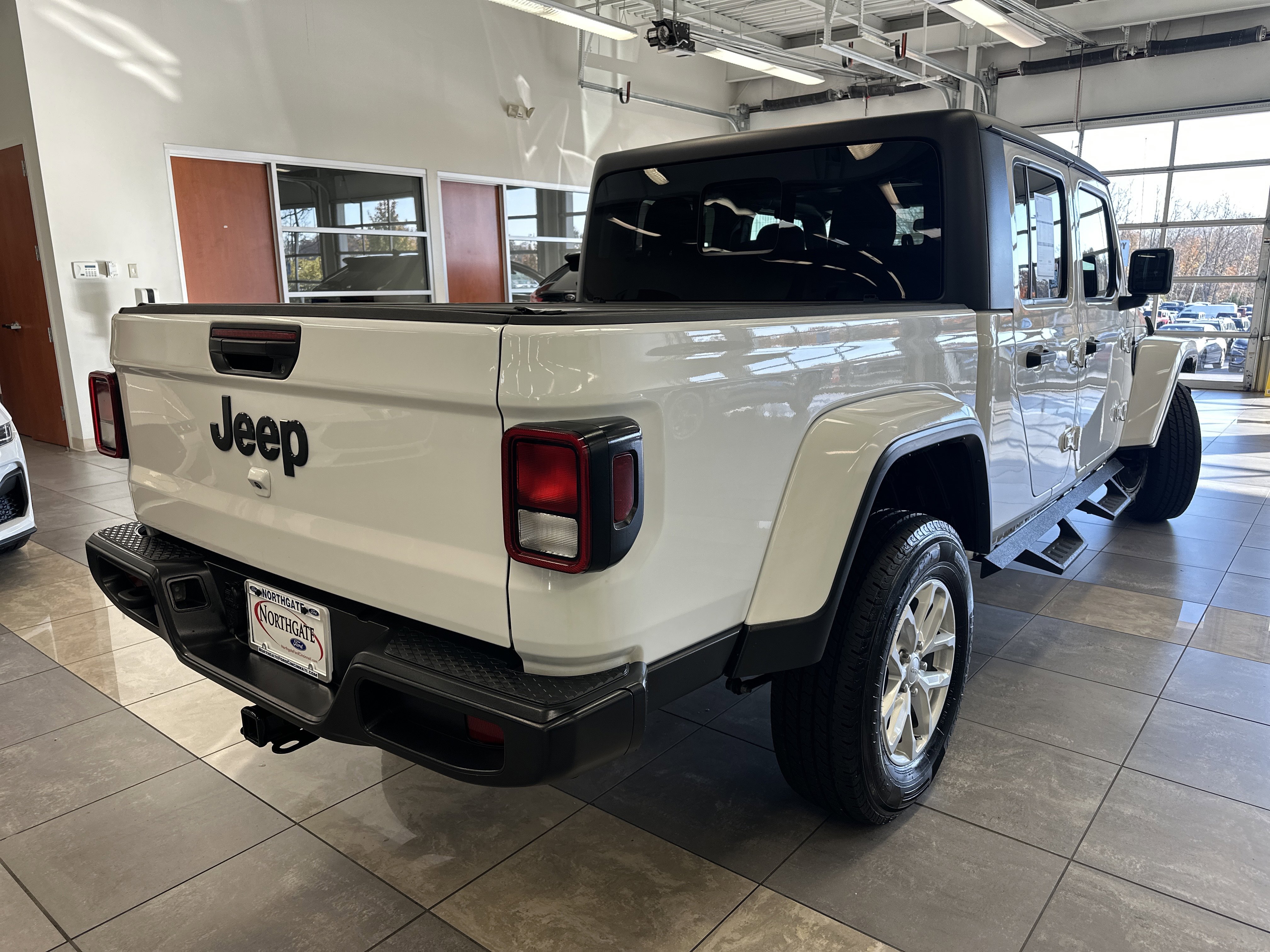 Used 2023 Jeep Gladiator Sport image 12