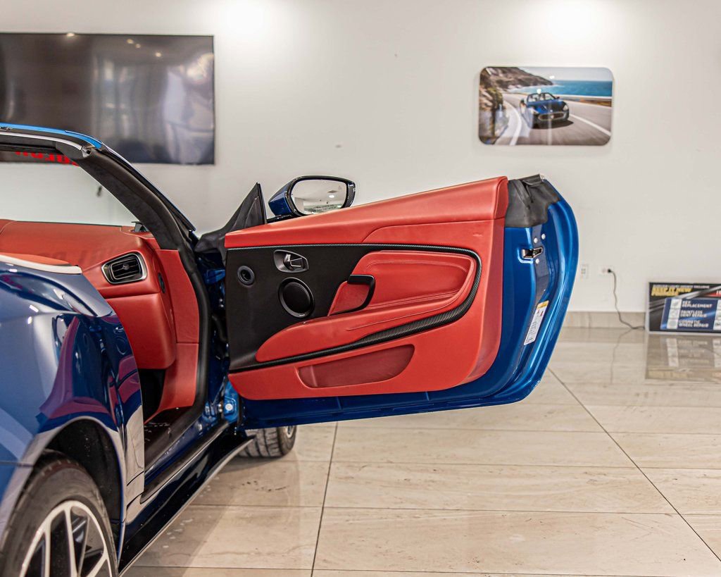 Used 2022 Aston Martin DB11 Volante image 31