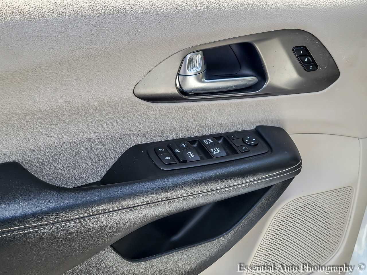 Used 2023 Chrysler Pacifica Touring-L FWD image 13