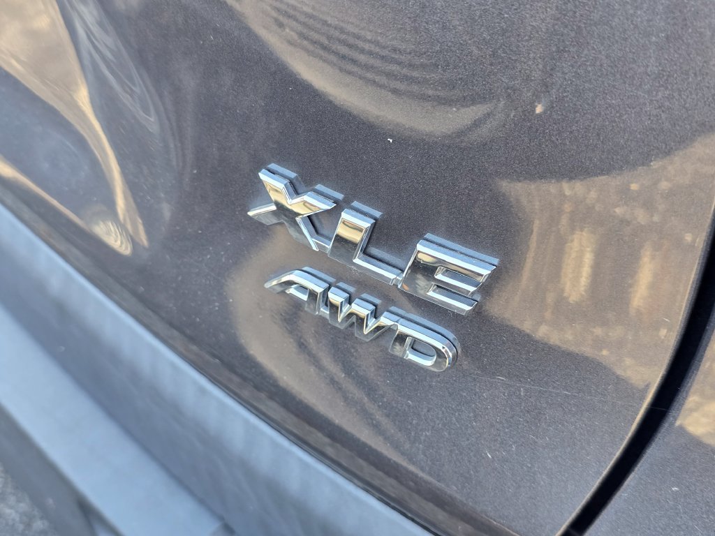 Used 2022 Toyota RAV4 XLE AWD/4WD image 12