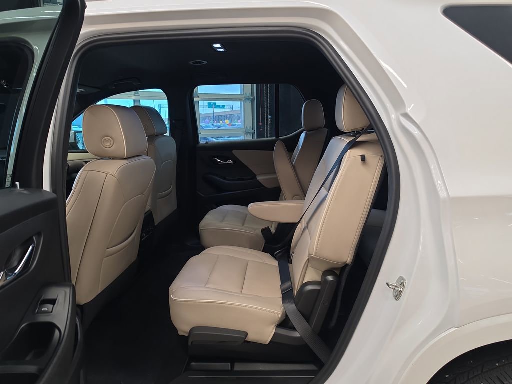 Used 2023 Chevrolet Traverse Premier FWD image 31