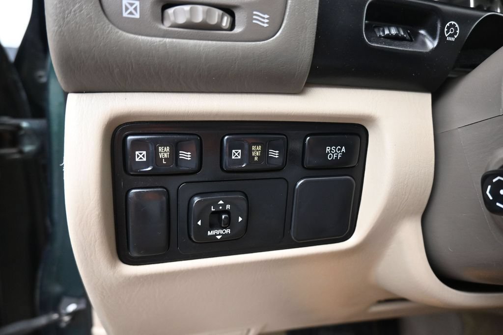 Used 2004 Toyota Land Cruiser AWD/4WD image 25