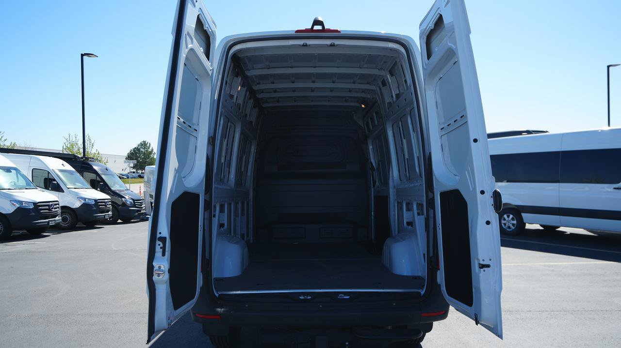 Used 2024 Mercedes-Benz Sprinter 2500 image 7