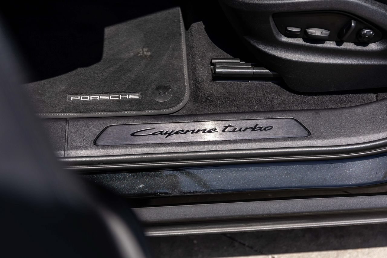 Used 2025 Porsche Cayenne Turbo AWD/4WD image 19