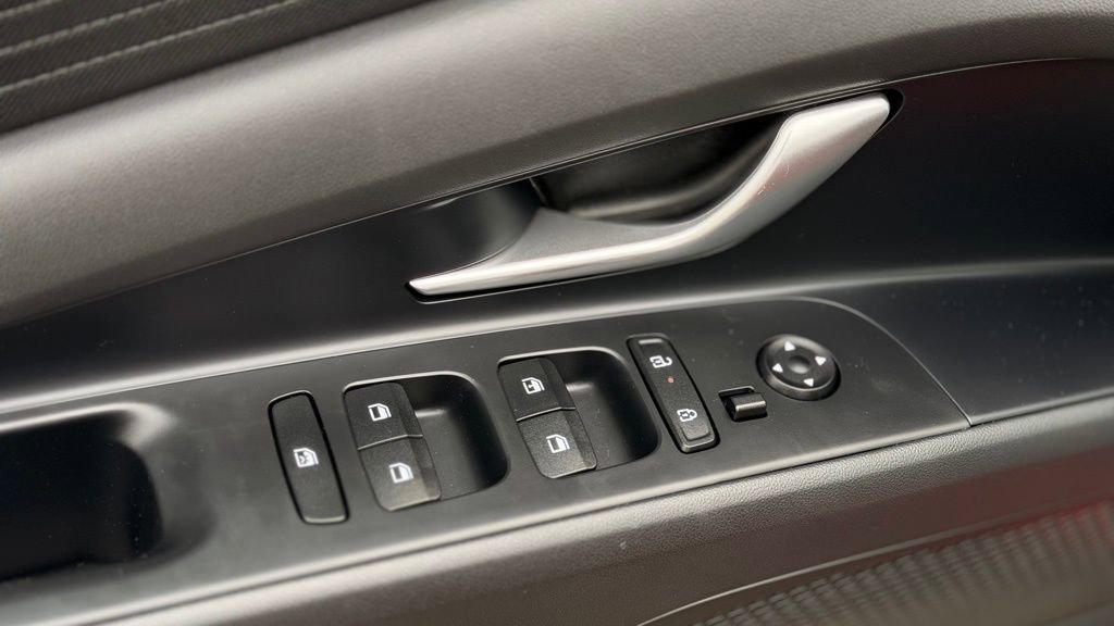 Certified 2025 Hyundai Elantra SE w/ Cargo Package image 8