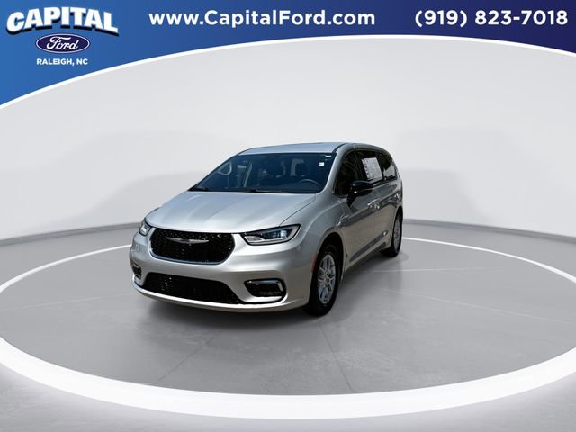 Used 2024 Chrysler Pacifica Touring-L FWD image 3