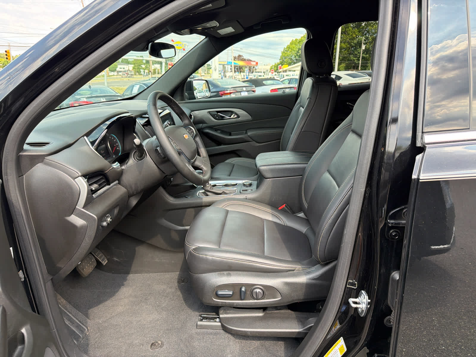 Certified 2024 Chevrolet Traverse LT w/ LPO, Floor Liner Package AWD/4WD image 8