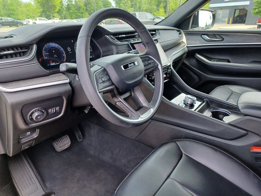Used 2024 Jeep Grand Cherokee Limited w/ Black Appearance Package AWD/4WD image 13