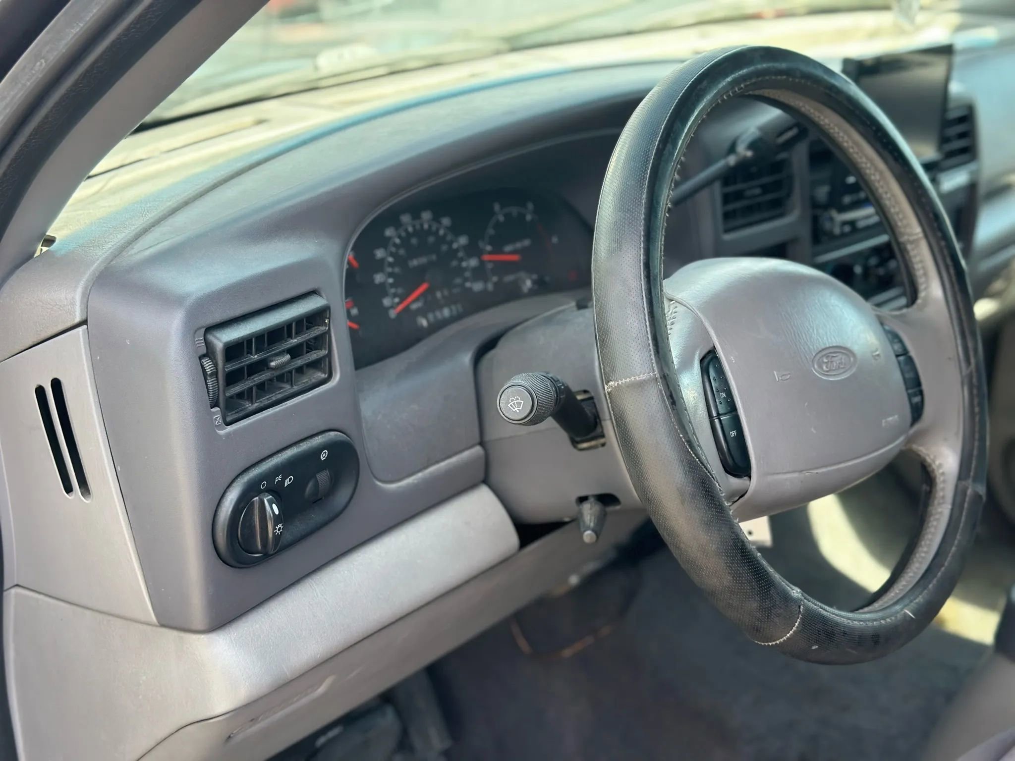 Used 2001 Ford Excursion XLT image 9