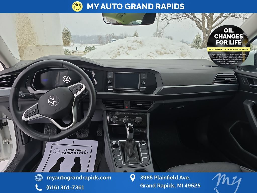 Used 2024 Volkswagen Jetta SE image 12