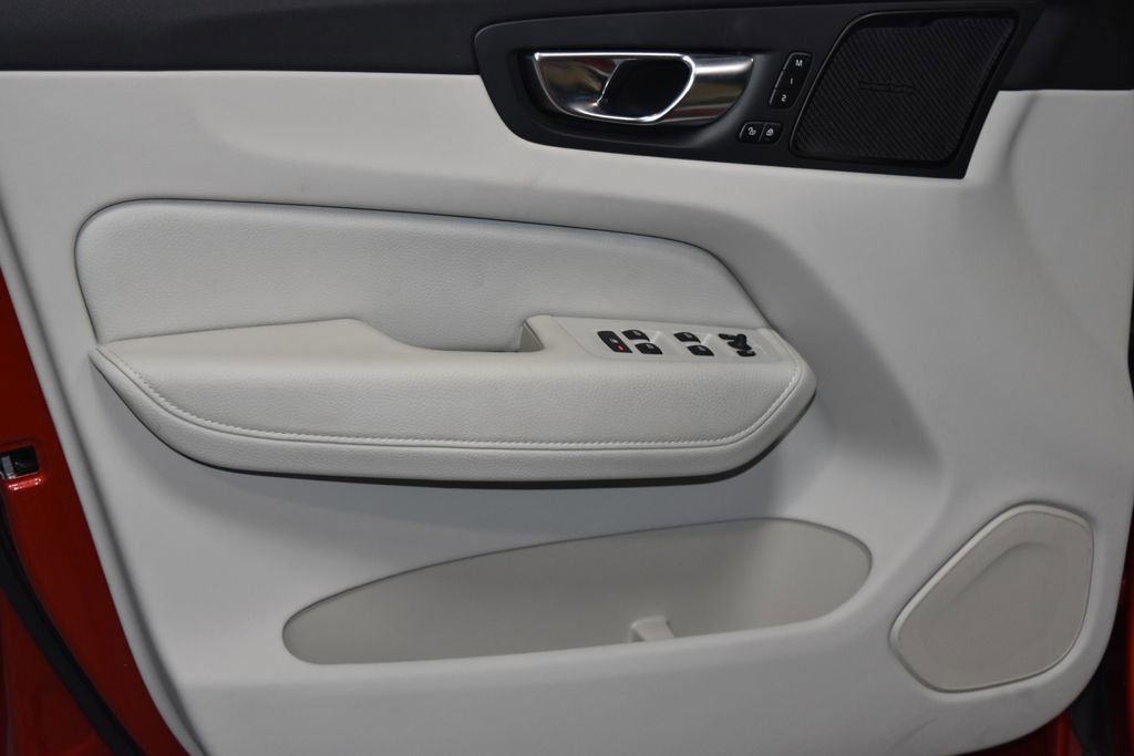 Used 2022 Volvo XC60 B5 Momentum image 4