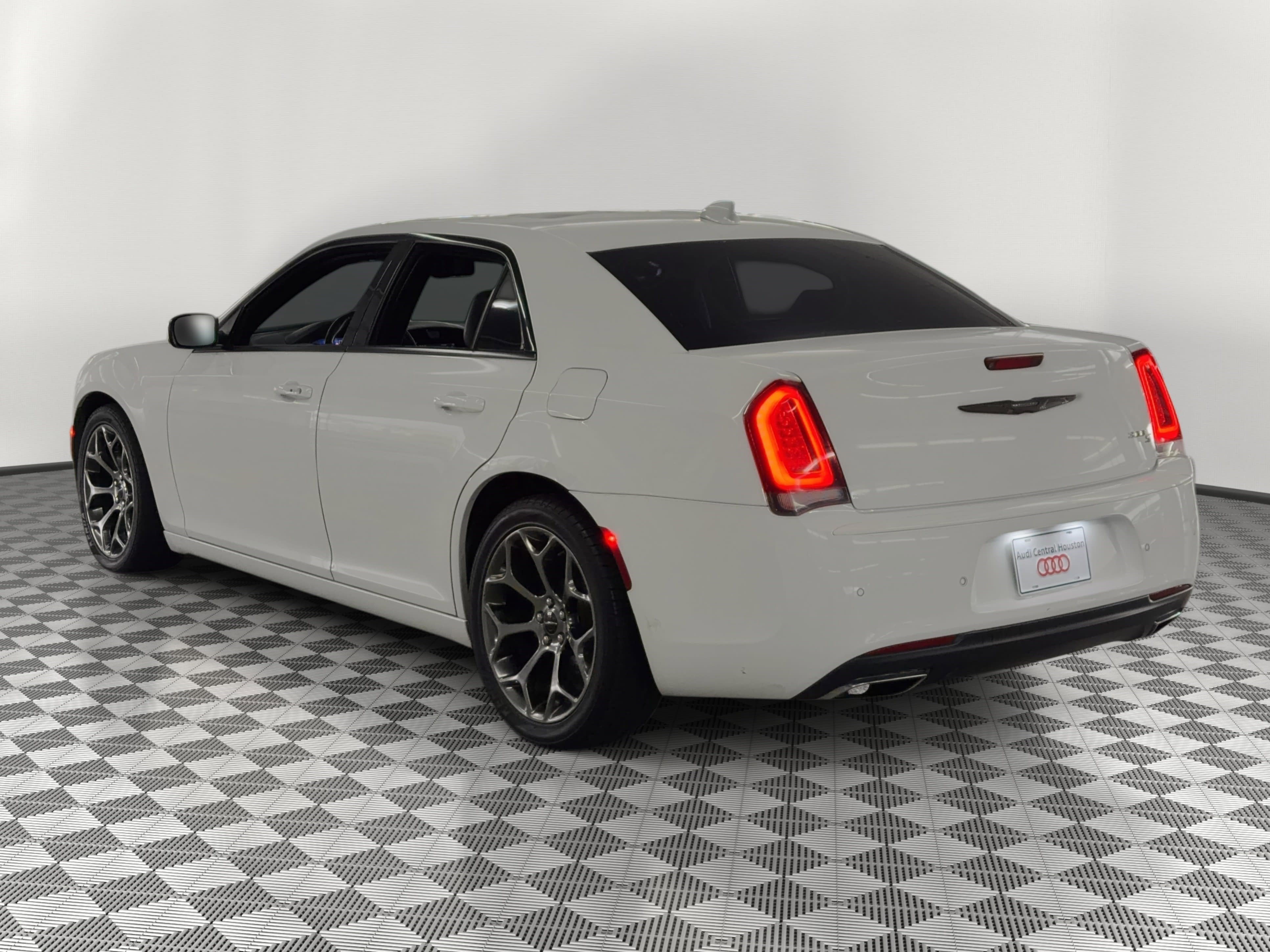 Used 2018 Chrysler 300 S w/ 300S Premium Group RWD image 3