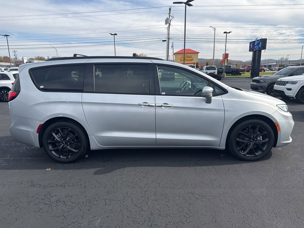 Used 2022 Chrysler Pacifica Touring-L w/ S Appearance Package image 3