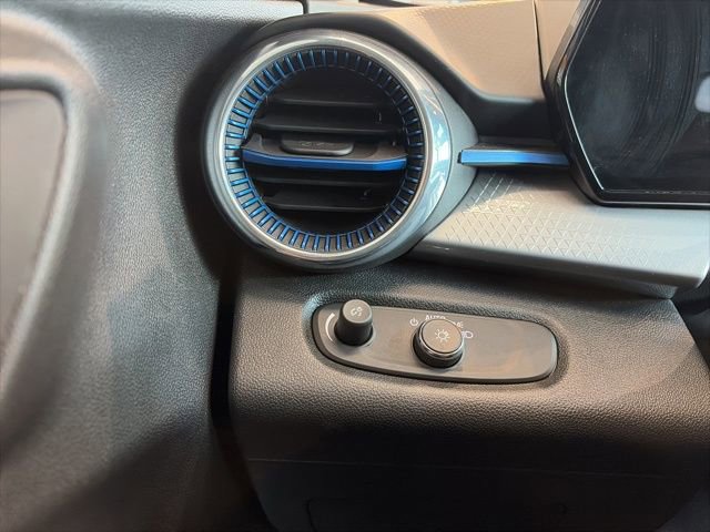 Used 2025 Chevrolet Trax LT w/ LT Convenience Package image 37