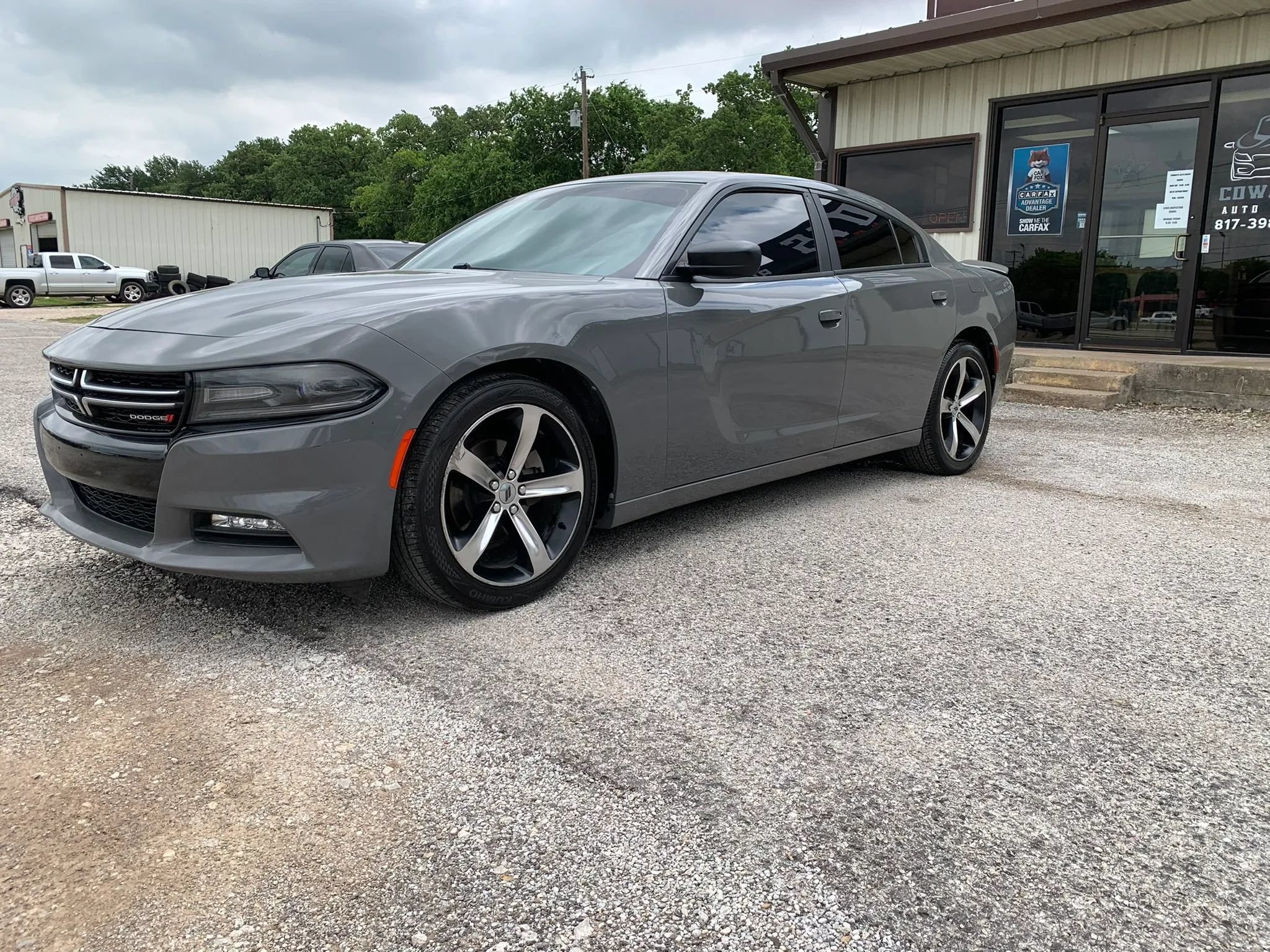 Used 2017 Dodge Charger SXT RWD image 3