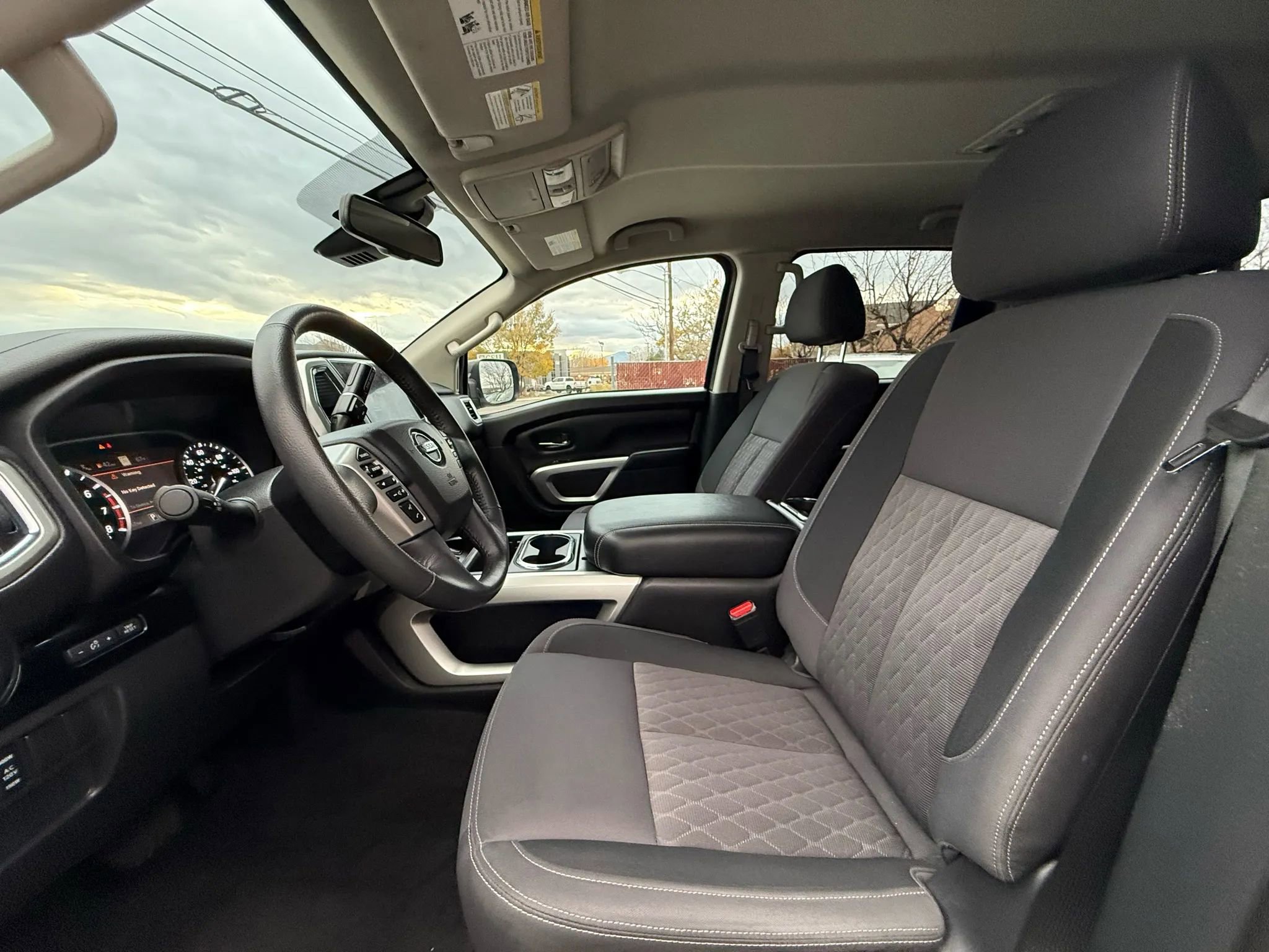 Used 2021 Nissan Titan SV w/ SV Convenience Package image 12