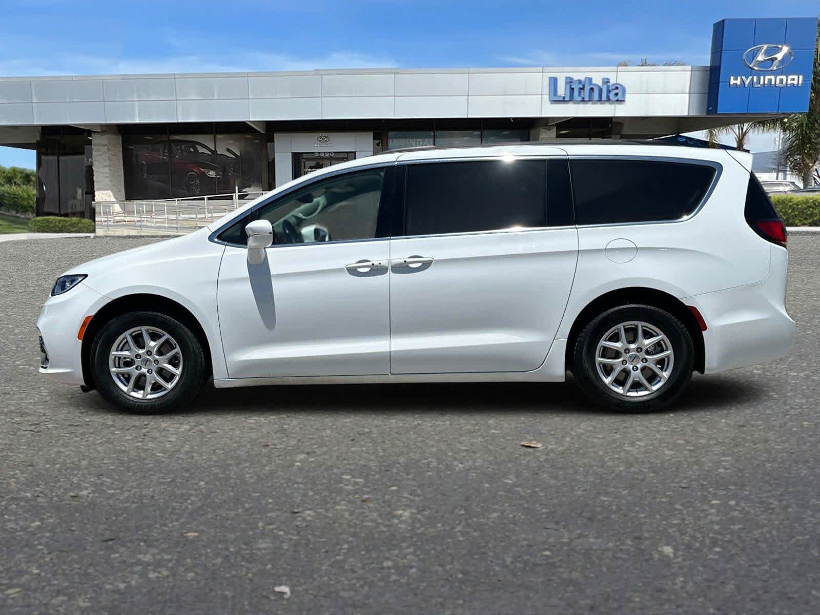 Used 2022 Chrysler Pacifica Touring-L FWD image 6
