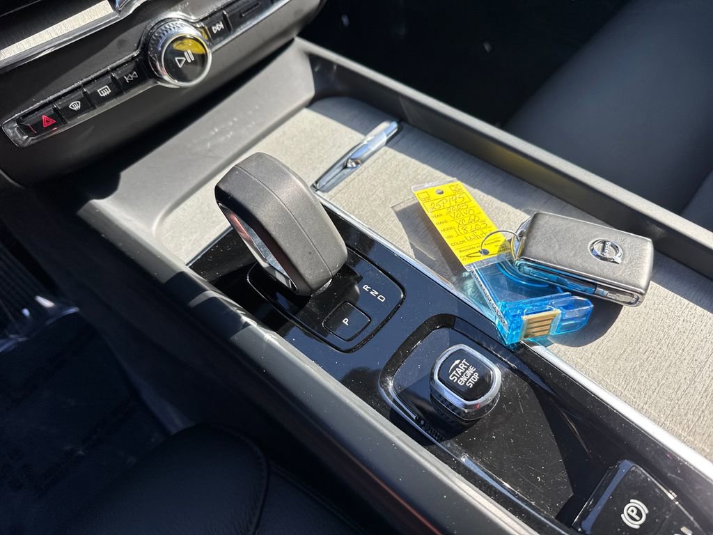 Certified 2025 Volvo XC60 B5 Plus image 28