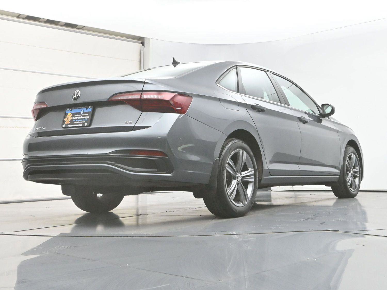 Used 2022 Volkswagen Jetta SE w/ Panoramic Sunroof Package FWD image 28