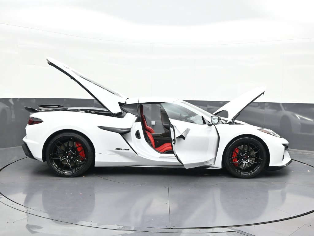 Used 2027 Chevrolet Corvette Z06 RWD image 35