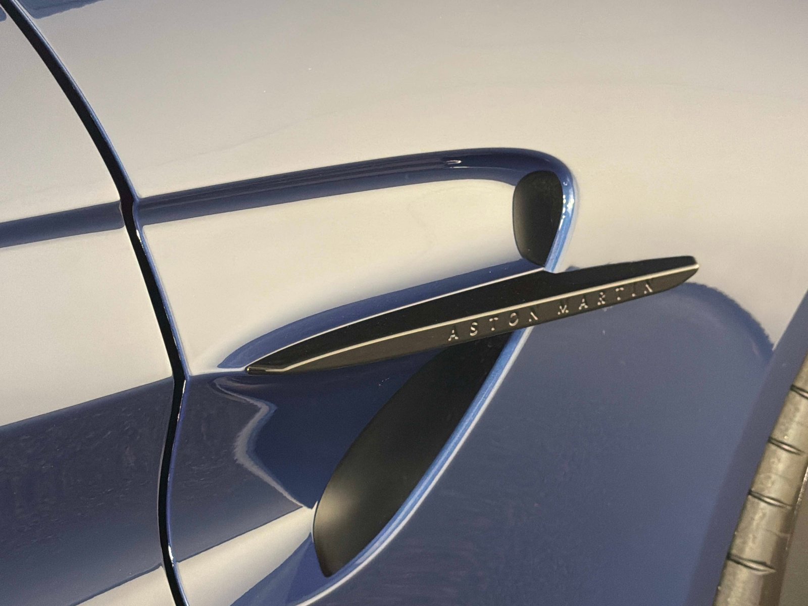 Used 2025 Aston Martin V8 Vantage Coupe RWD image 23
