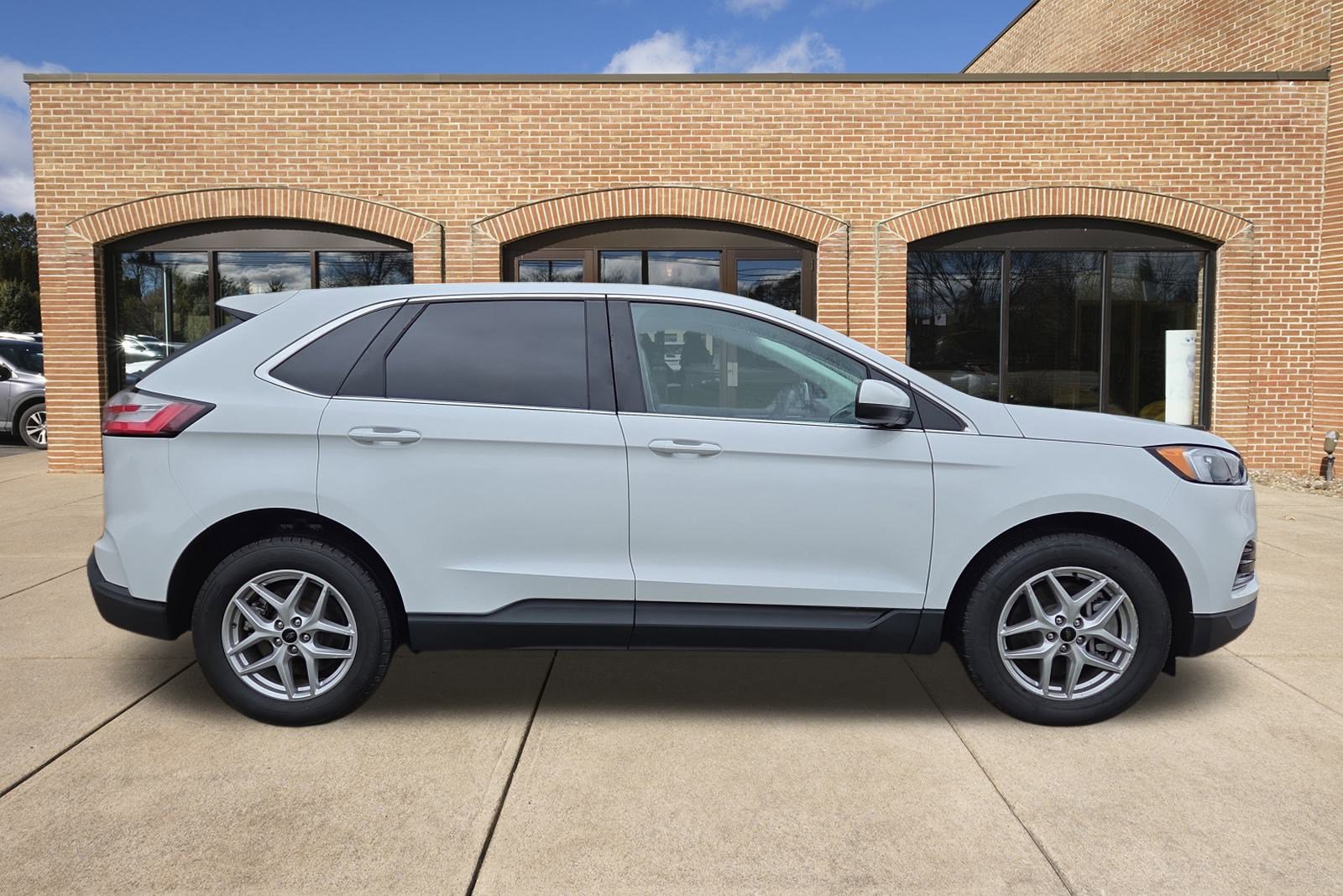 Used 2024 Ford Edge SEL image 2