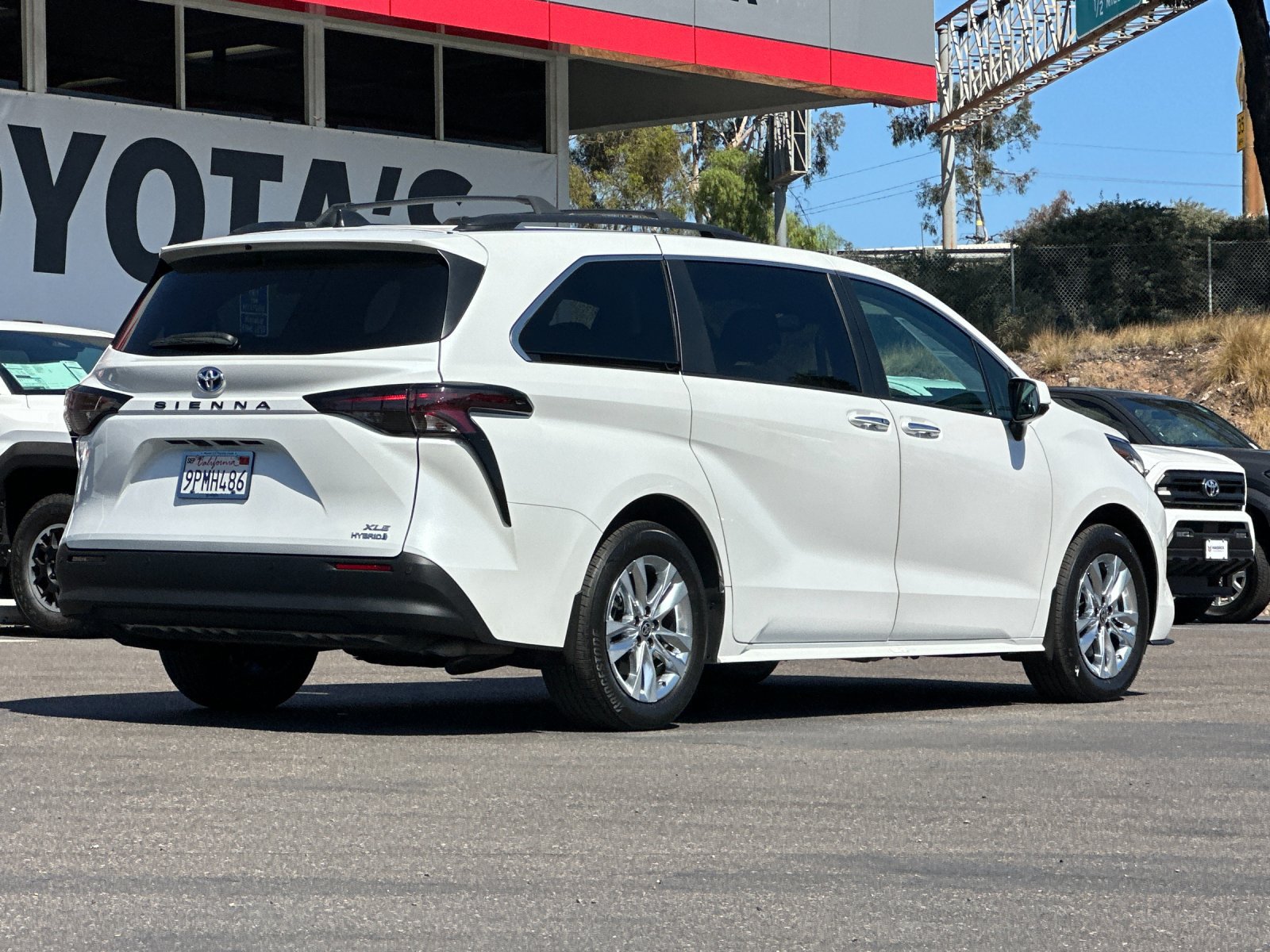 Used 2024 Toyota Sienna XLE w/ XLE Plus Package FWD image 5