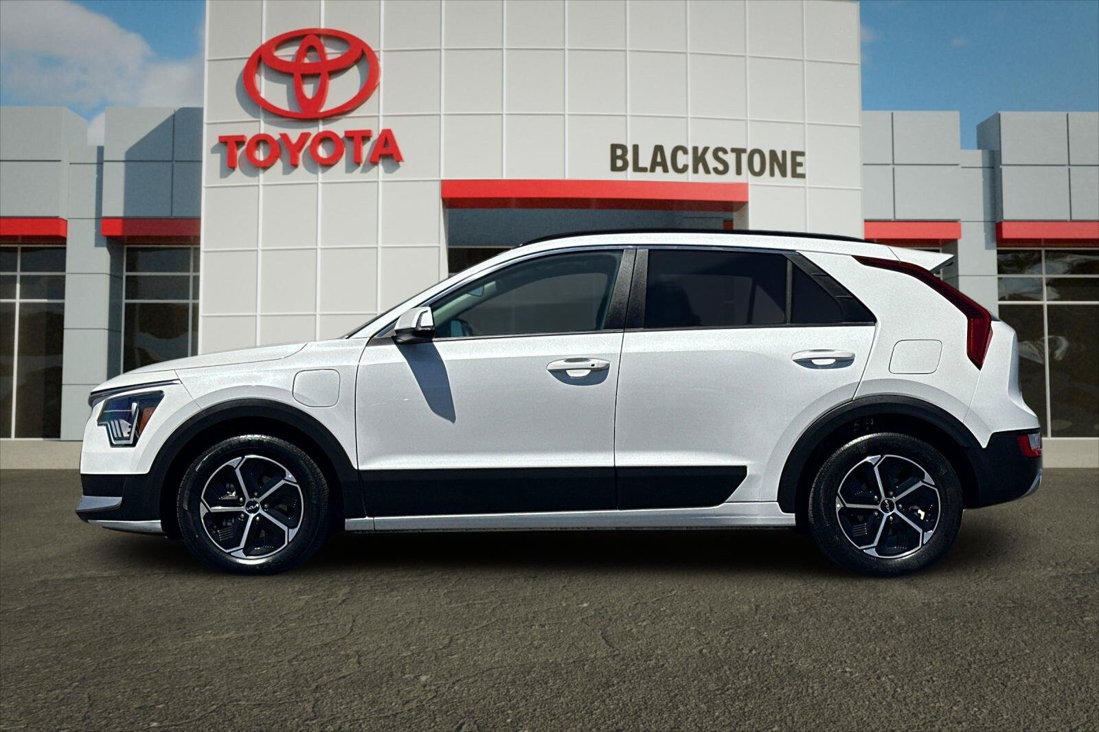 Used 2023 Kia Niro EX w/ EX Cold Weather Package FWD image 6