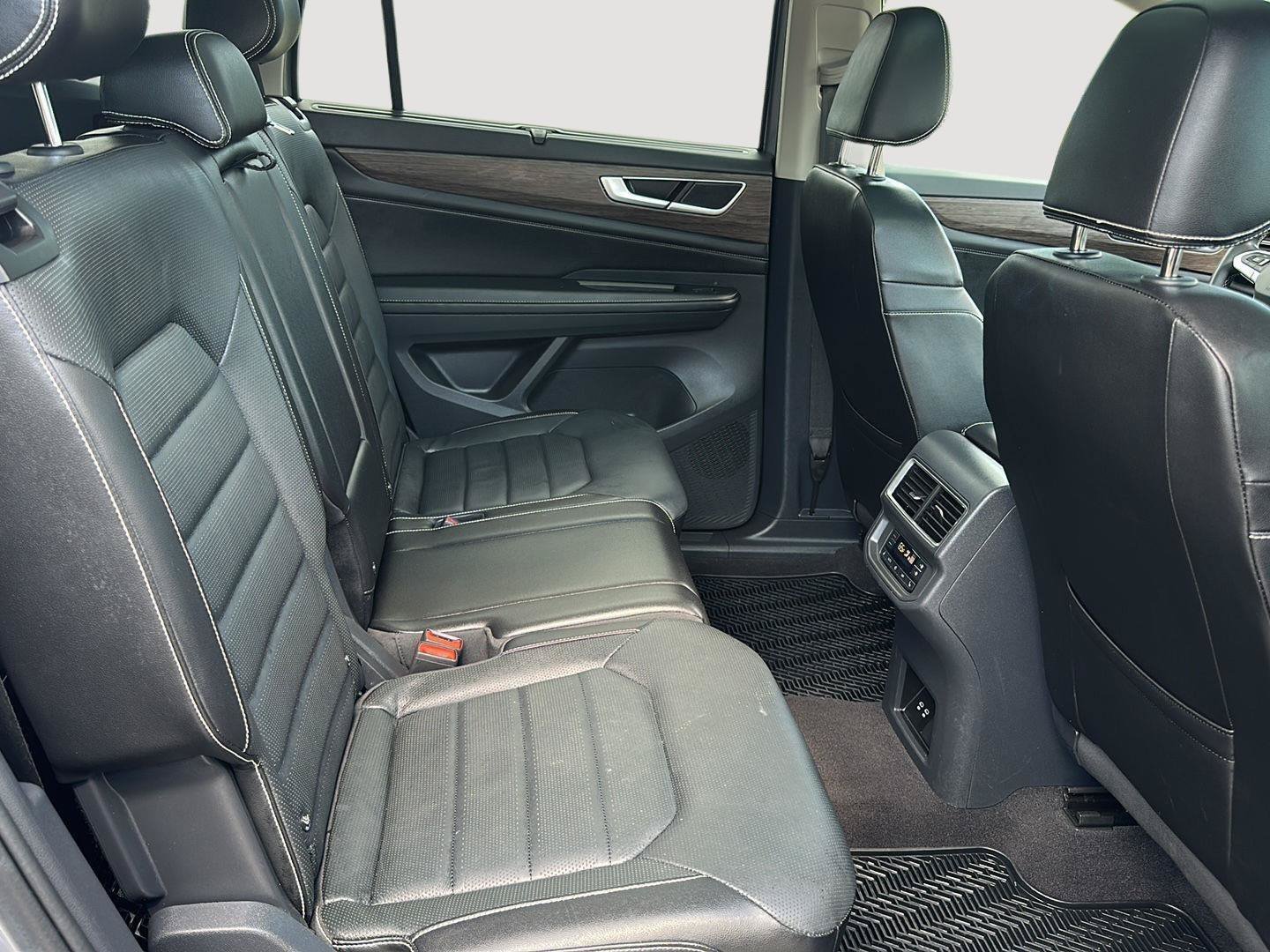 Used 2024 Volkswagen Atlas SEL AWD/4WD image 18