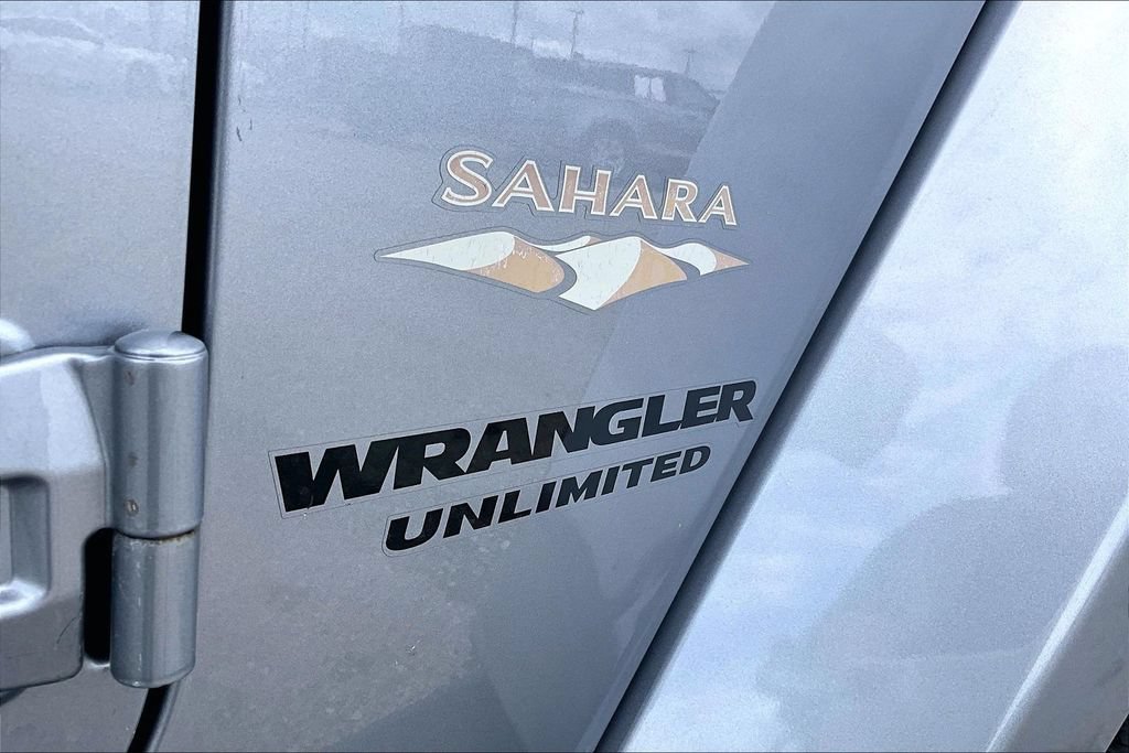 Used 2015 Jeep Wrangler Unlimited Sahara w/ Connectivity Group AWD/4WD image 39