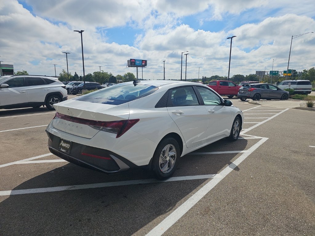 New 2026 Hyundai Elantra SE FWD image 5