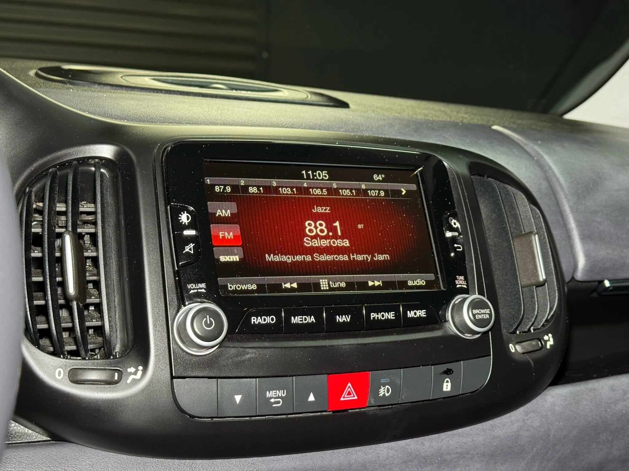 Used 2017 FIAT 500L Trekking w/ Dual-Pane Sunroof Package FWD image 48
