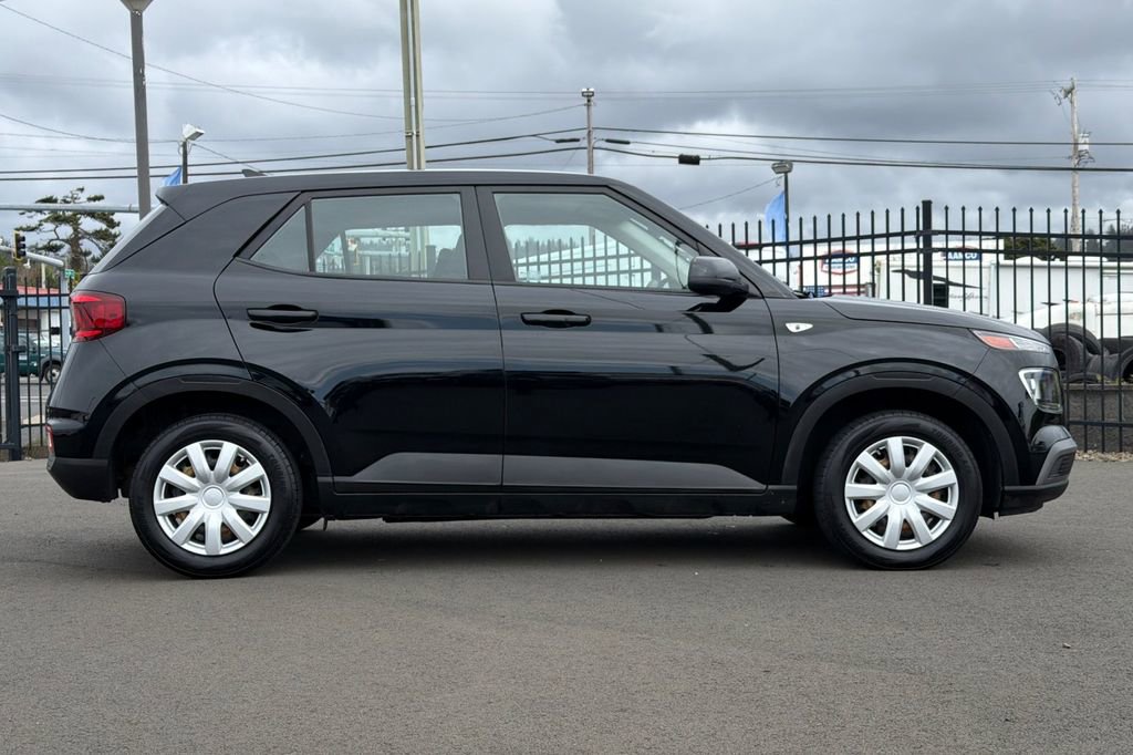 Used 2020 Hyundai Venue SE image 2