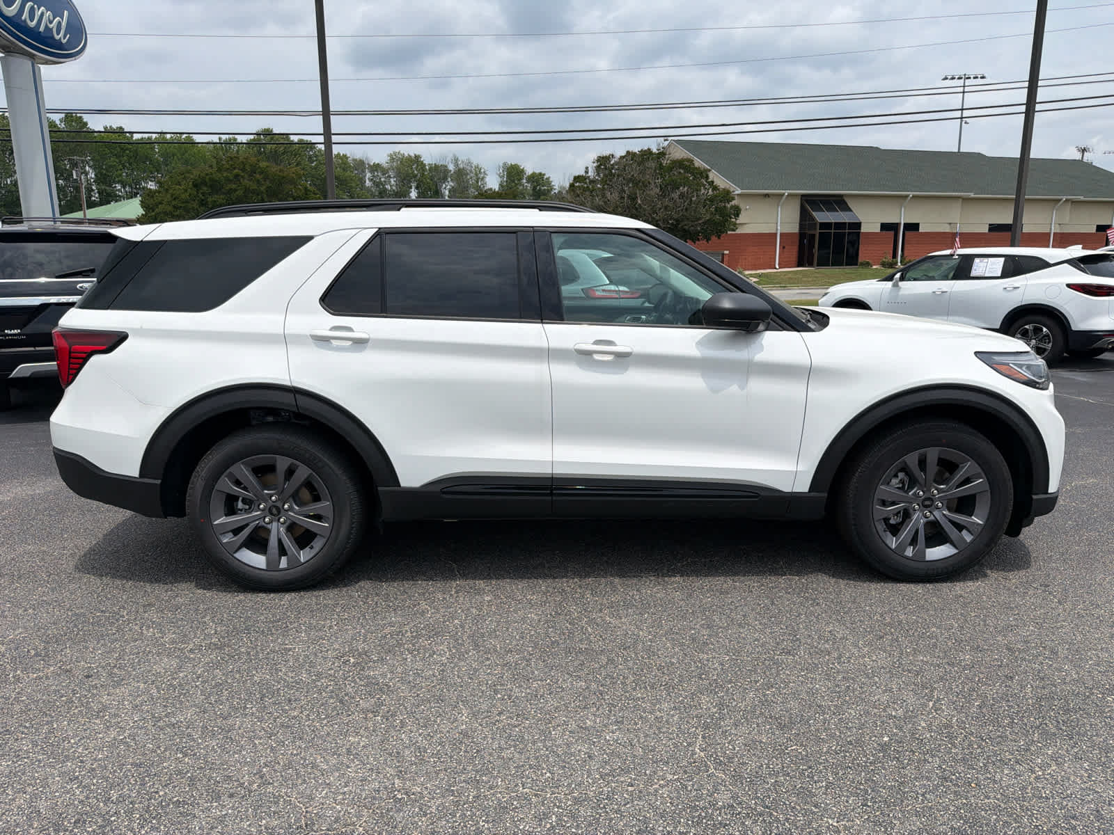 New 2026 Ford Explorer Active w/ Active Comfort Package AWD/4WD image 2