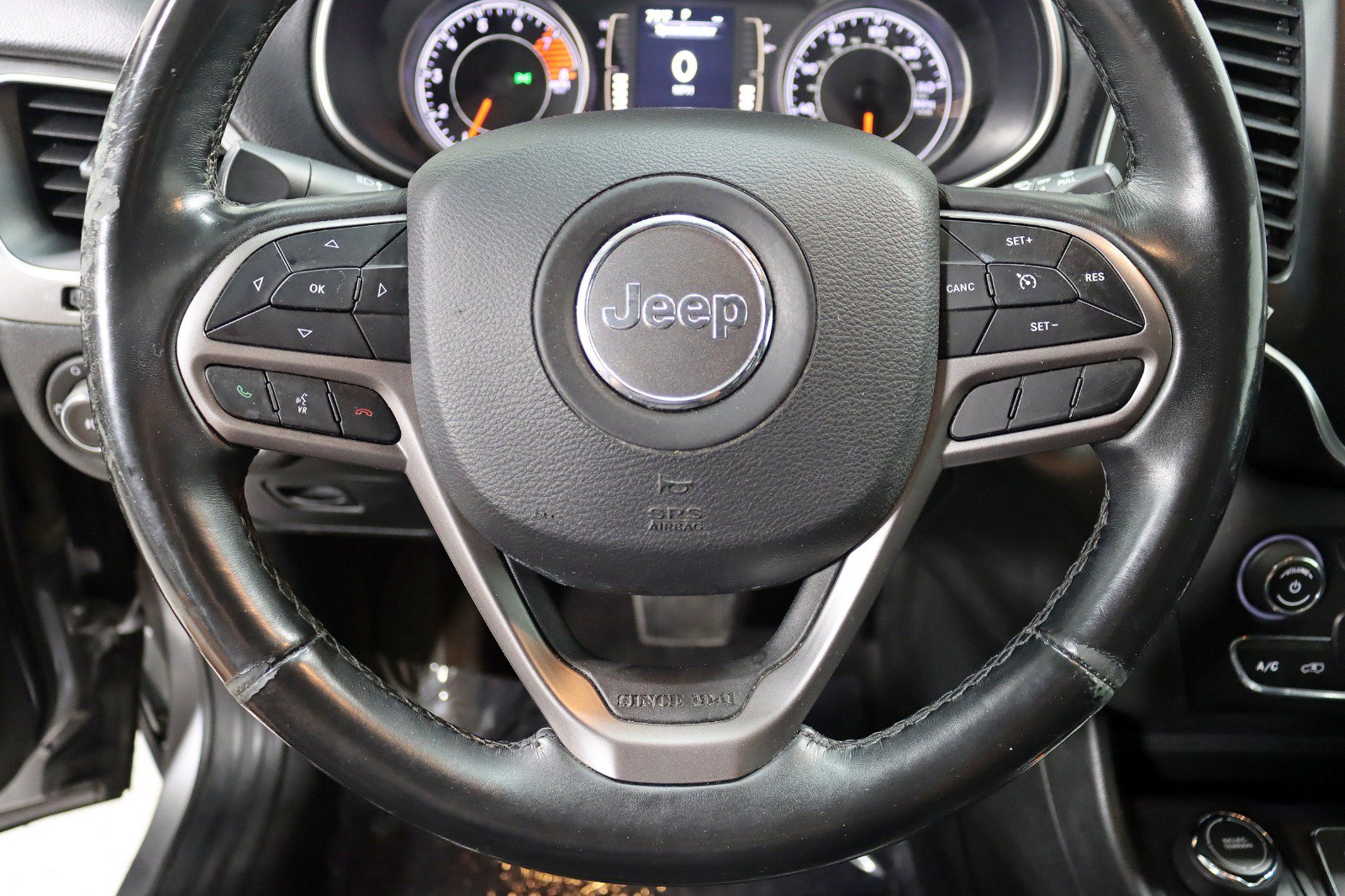 Used 2019 Jeep Cherokee Latitude Plus w/ Cold Weather Group AWD/4WD image 15