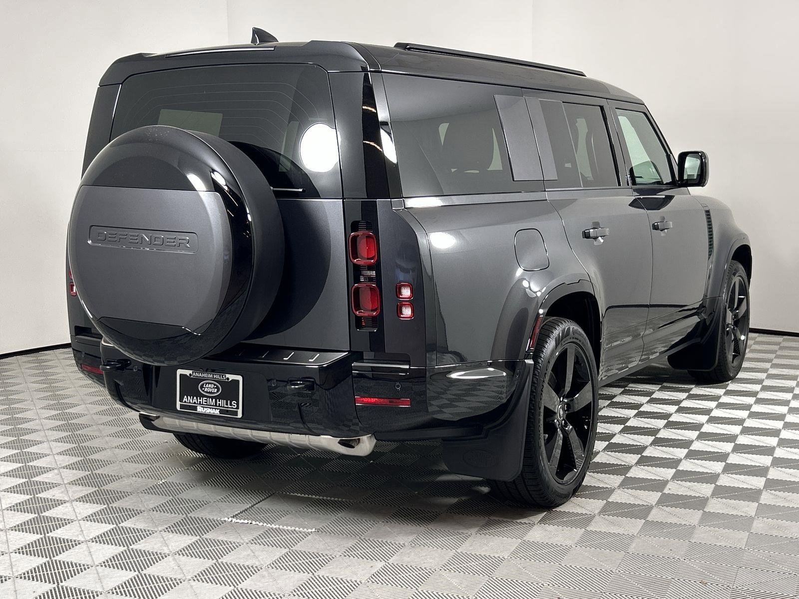 New 2025 Land Rover Defender 130 X-Dynamic SE image 5