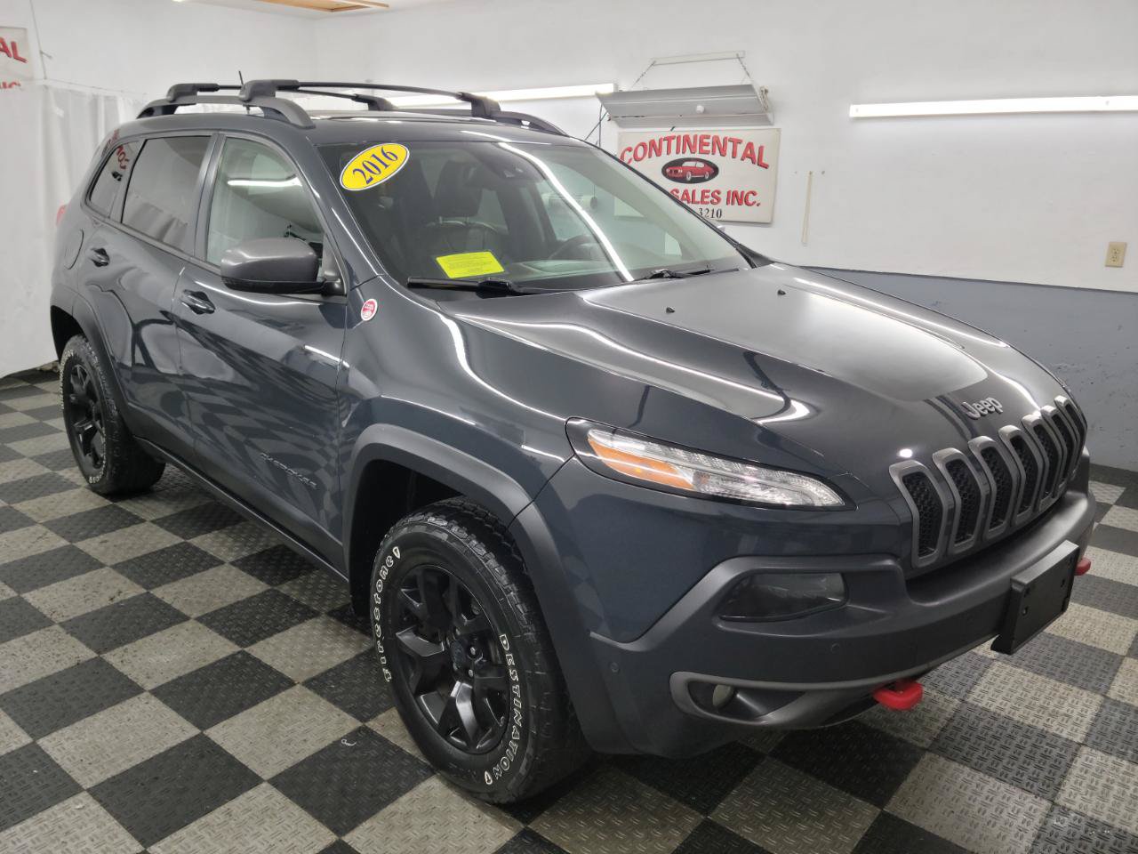 Used 2016 Jeep Cherokee Trailhawk w/ Comfort/Convenience Group AWD/4WD image 8