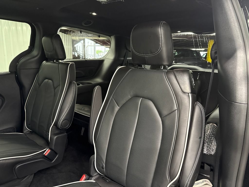 Used 2026 Chrysler Pacifica Limited w/ Uconnect Theater Family Group FWD image 11